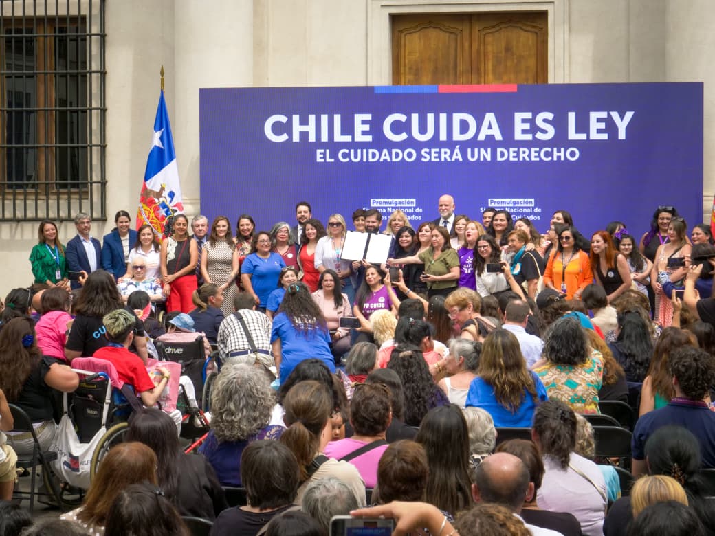 Chile promulga la Ley de cuidados y consagra el derecho a cuidar y ser cuidado