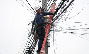 Talca despeja su cielo urbano: más de 1.500 metros de cables retirados y 5.000 metros ordenados