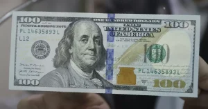 Dólar se dispara casi $15 en medio de tensión internacional y débil Imacec