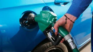 Nueva alza en las bencinas: gasolinas subirán hasta $22,3 por litro según Enap