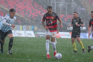 Increíble caída en Talca: Magallanes remonta con nueve jugadores y hunde a Rangers