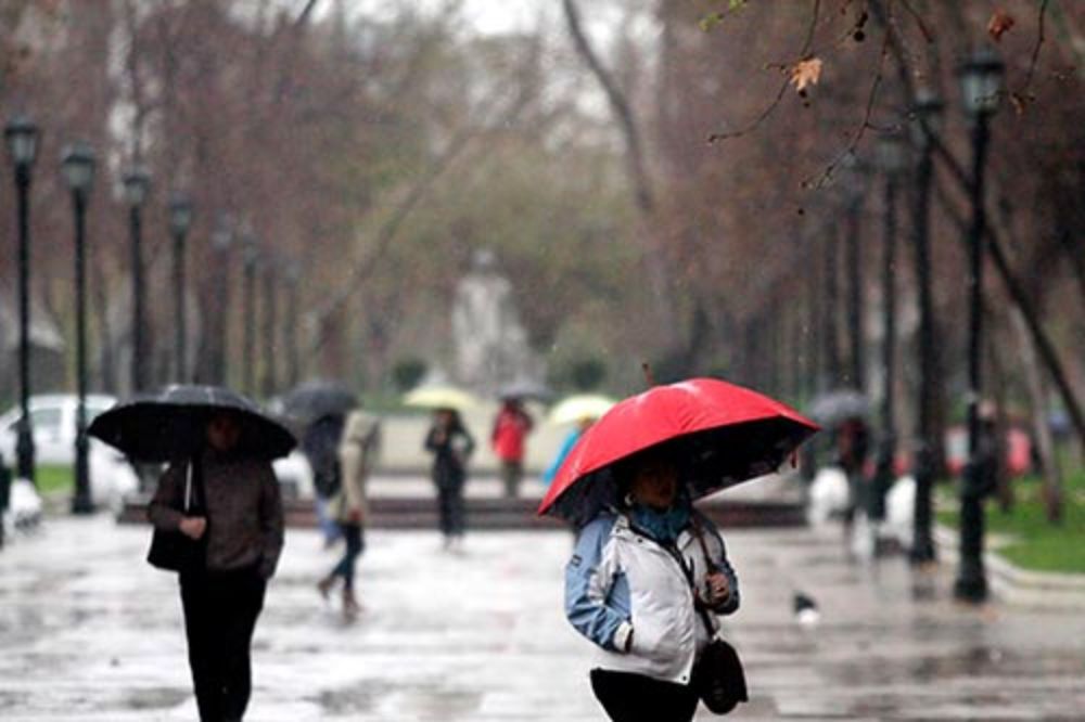Prevén lluvias y rachas de hasta 70 km/h en el Maule: advierten riesgos para frutales
